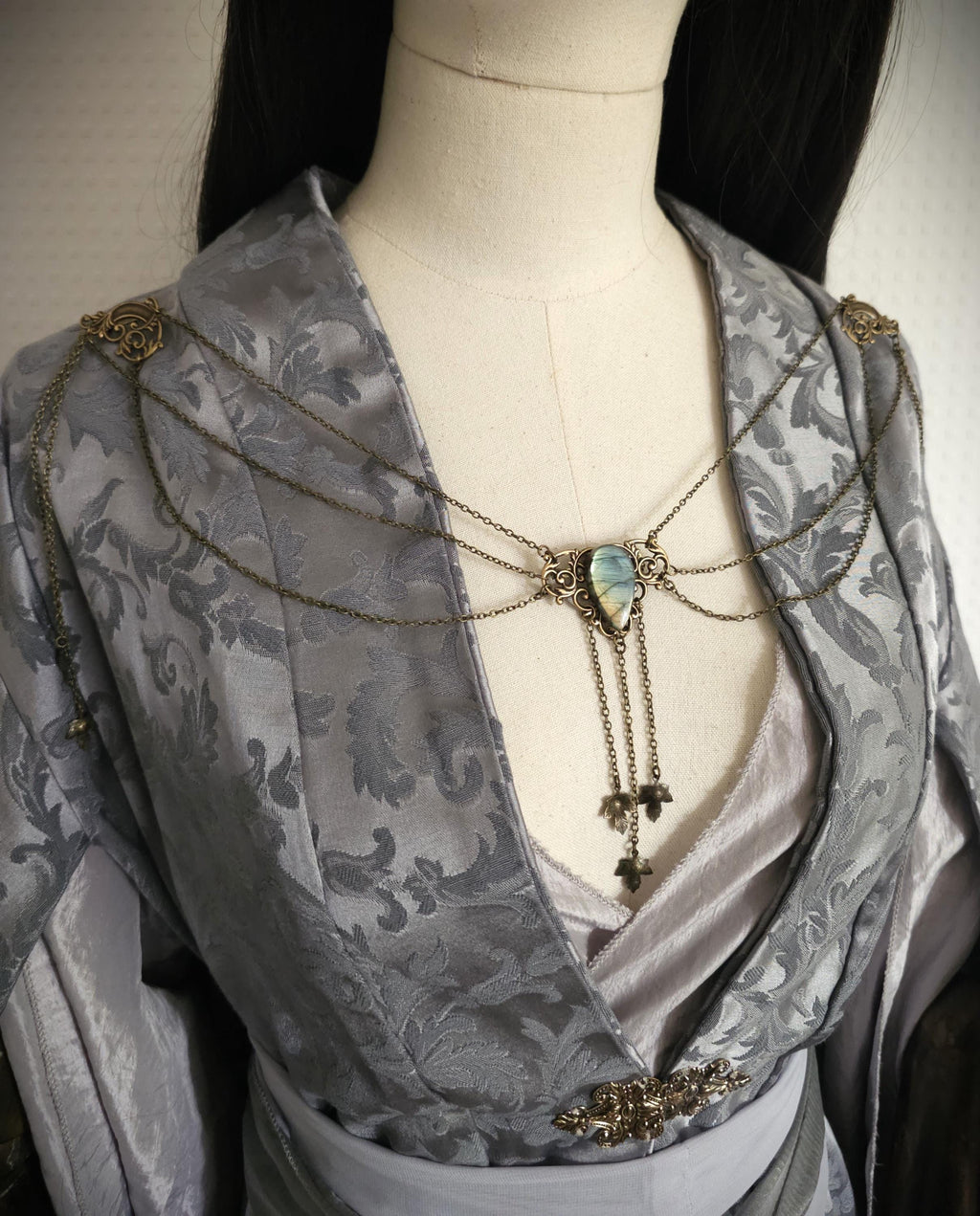 Labradorit Broschenkette ~ Fantasy Ausschnittschmuck mit Blättern ~ Cape Chain ~ Bronze Chain