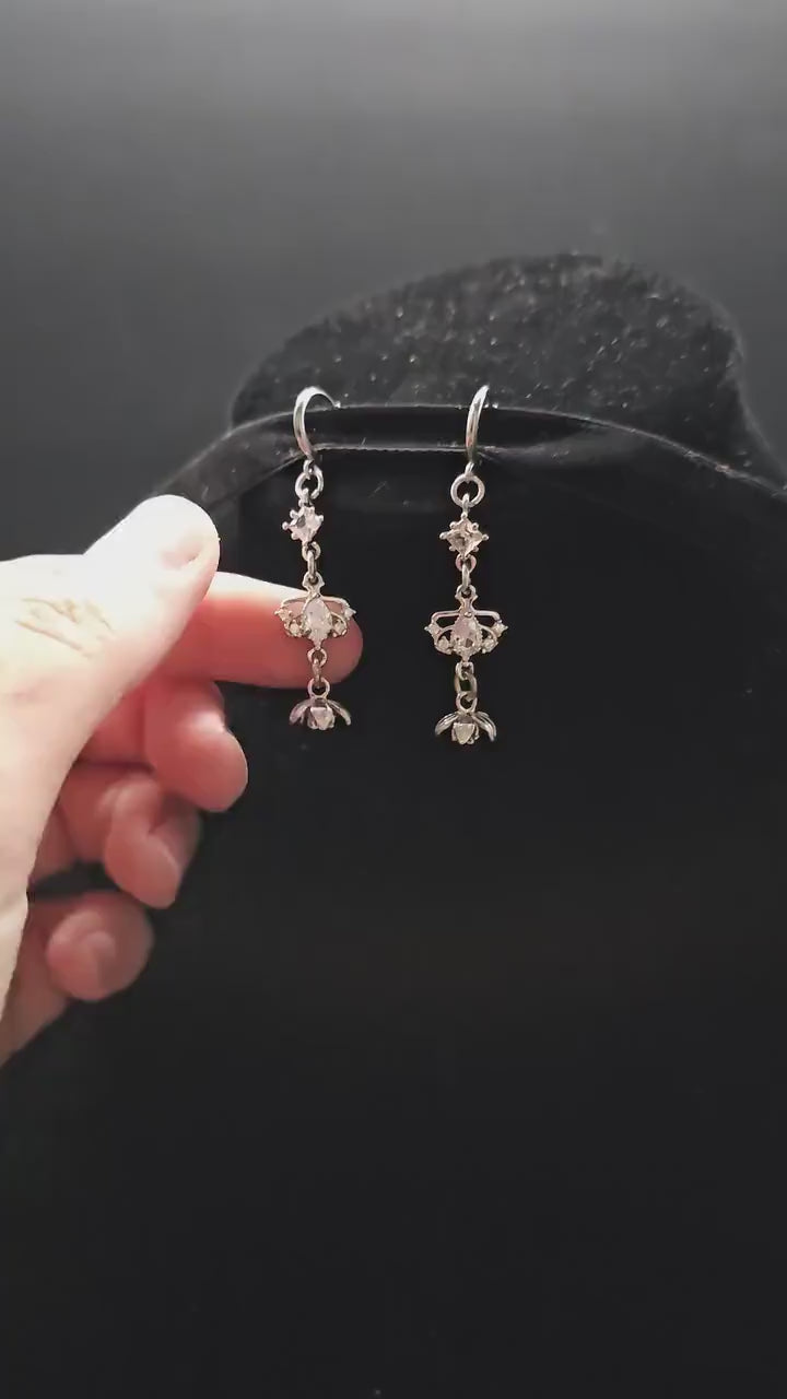 Zirkonia Hängeohrringe mit Blütenanhänger - Edelstahl Ohrhaken - Elegante Ohrringe für Hochzeiten & Bräute