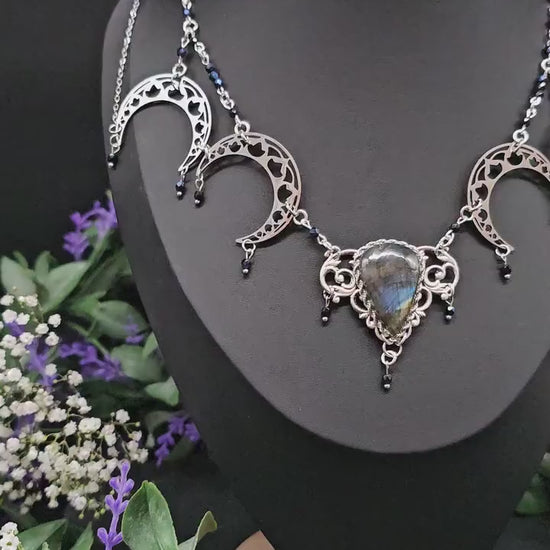 Collier mit blauem Labradorit - Edelstahlmonde - Größenverstellbare Halskette - Unikat