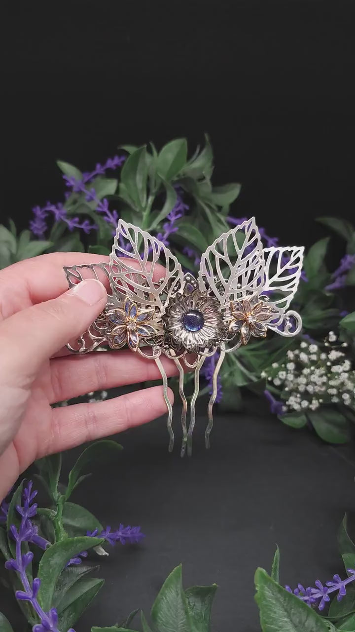 Filigraner Haarkamm mit Blättern ~ gold-blaue Kristallblüten ~ Accessoire für Brautfrisuren, LARP, Gothic ~ Fantasy und Elfen-Haarschmuck