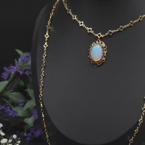Goldfarbene Renaissance / Jugendstil Halskette mit Opalith Cabochon – Tudor-inspiriertes Collier, größenverstellbar