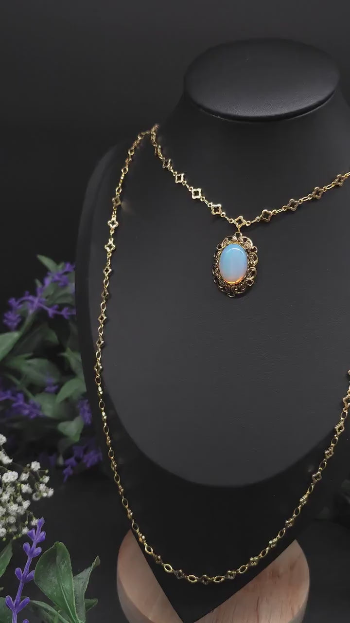 Goldfarbene Renaissance / Jugendstil Halskette mit Opalith Cabochon – Tudor-inspiriertes Collier, größenverstellbar