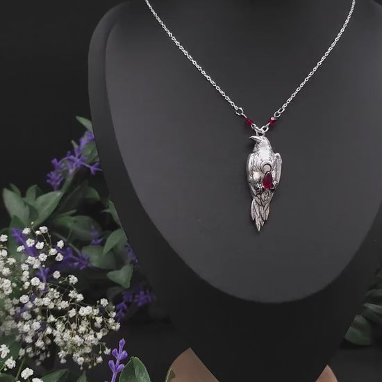 Krähen Halskette mit weinrotem Glasstein – Silberner Witchy / Pagan Schmuck - Gothic Collier