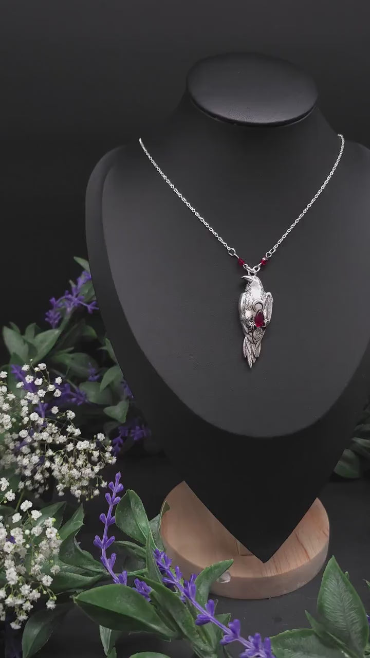 Krähen Halskette mit weinrotem Glasstein – Silberner Witchy / Pagan Schmuck - Gothic Collier