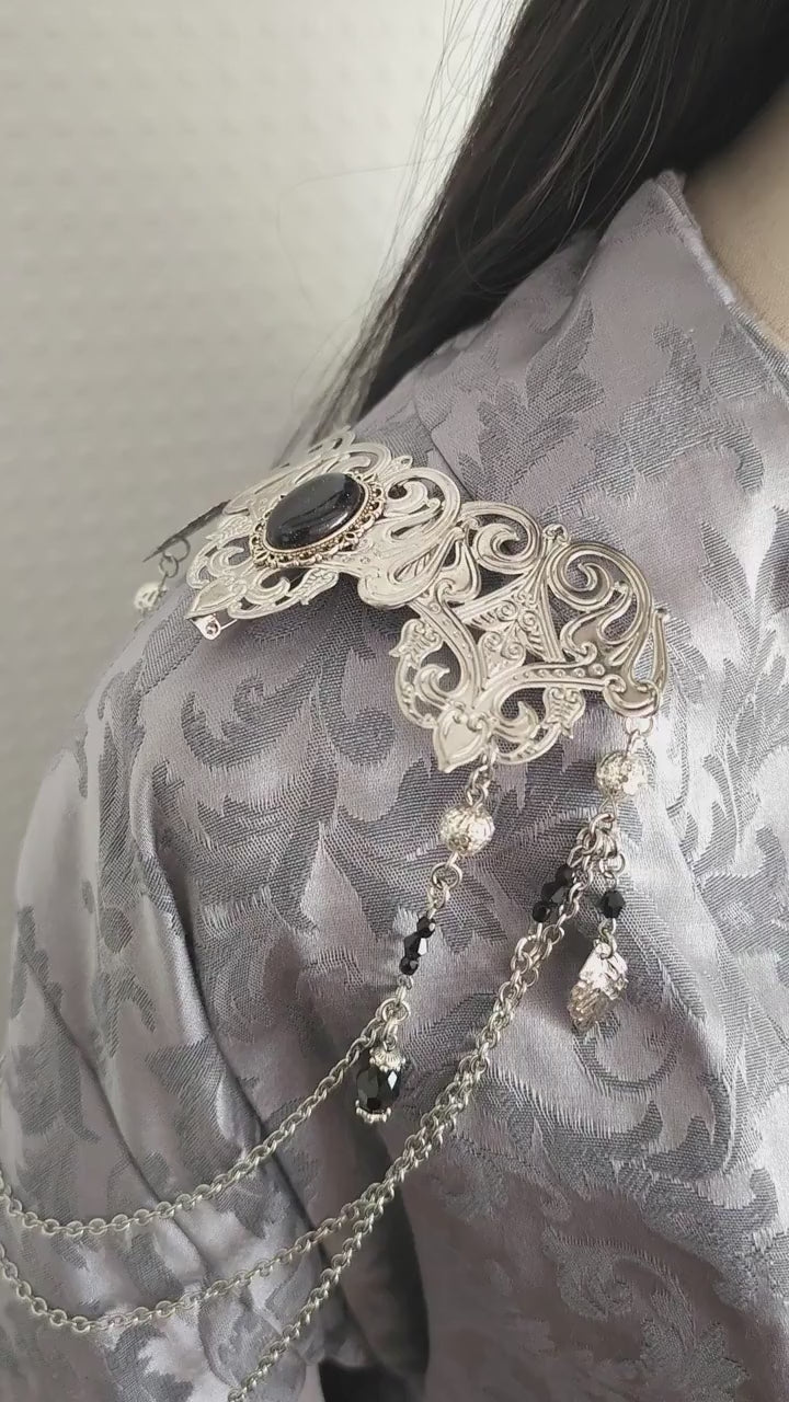 Schulterbroschen mit Blaufluss ~ Gothic Fantasy Schulterschmuck ~ Kostüm- und Braut Accessoire