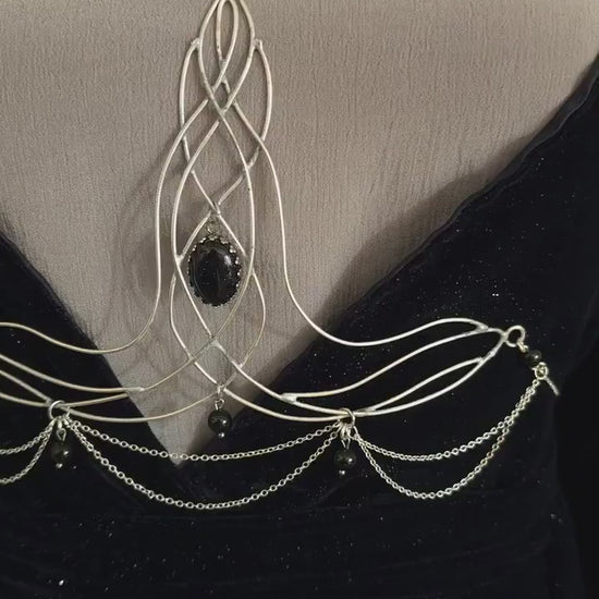 Bodychain "Elyráe" ~ Fantasy Unterbrust-Schmuck aus versilbertem Draht ~ Blaufluss-Cabochon und Perlen ~ Größenverstellbar