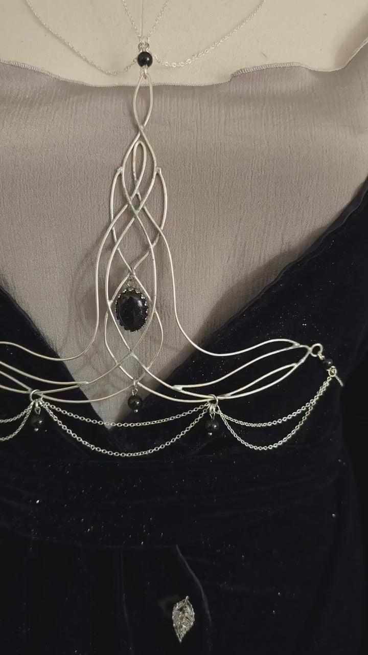 Bodychain "Elyráe" ~ Fantasy Unterbrust-Schmuck aus versilbertem Draht ~ Blaufluss-Cabochon und Perlen ~ Größenverstellbar