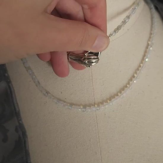 Handgefertigte Kette mit Handsymbolik-Magnetverschluss – Choker & Halskette im Set, Hochwertige tschechische Perlen in Opalith-Optik