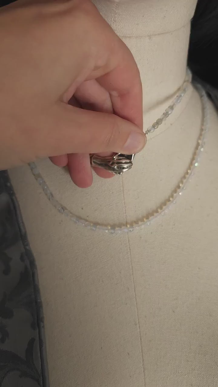 Handgefertigte Kette mit Handsymbolik-Magnetverschluss – Choker & Halskette im Set, Hochwertige tschechische Perlen in Opalith-Optik