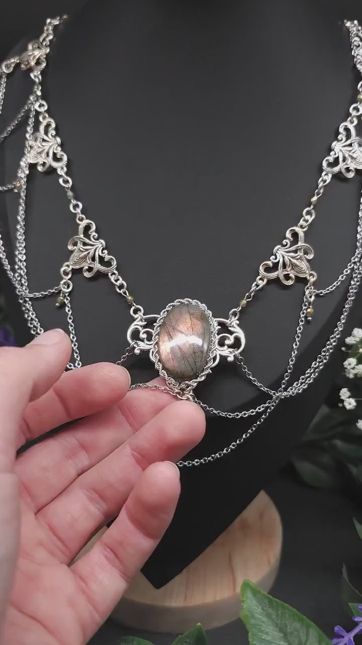 Art Nouveau Collier mit seltenem gold-lila Labradorit – Jugendstil Halskette mit Edelstahlketten – Größenverstellbarer Fantasyschmuck