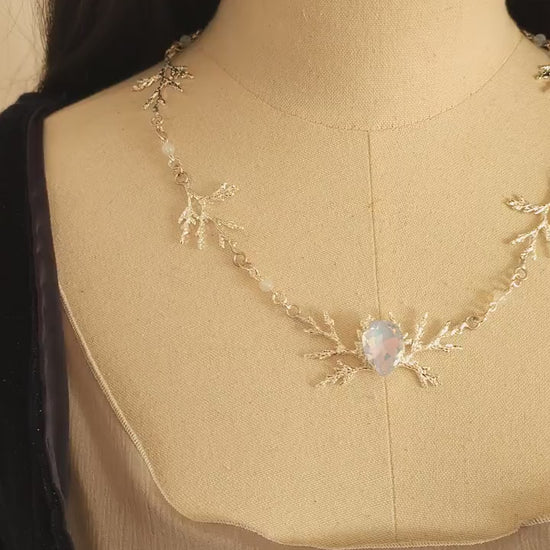 Art Nouveau Fantasy Collier mit Opalith ~ Handgefertigte Elfen Kette ~ Witchy Schmuck ~ Größenverstellbar