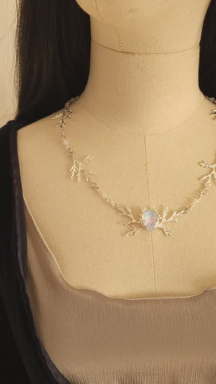 Art Nouveau Fantasy Collier mit Opalith ~ Handgefertigte Elfen Kette ~ Witchy Schmuck ~ Größenverstellbar