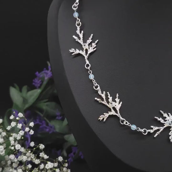 Zweig-Halskette mit Opalithperlen – Collier mit Naturmotiv, größenverstellbar – Eleganter Fantasy & Natur Schmuck