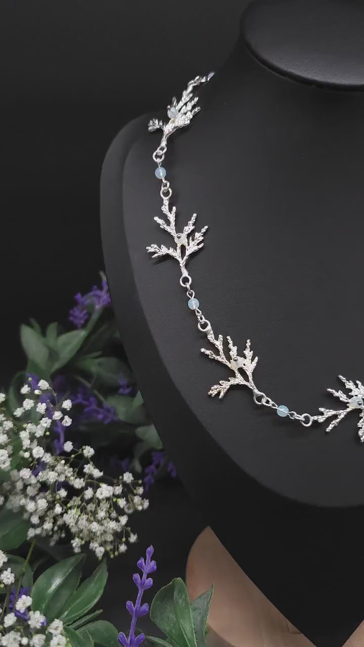 Zweig-Halskette mit Opalithperlen – Collier mit Naturmotiv, größenverstellbar – Eleganter Fantasy & Natur Schmuck