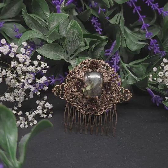 Bronzener Haarkamm mit grünem Labradorit und Blumen – Vintage Fantasy Haaraccessoire