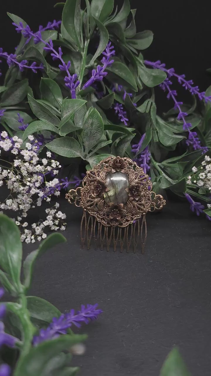 Bronzener Haarkamm mit grünem Labradorit und Blumen – Vintage Fantasy Haaraccessoire
