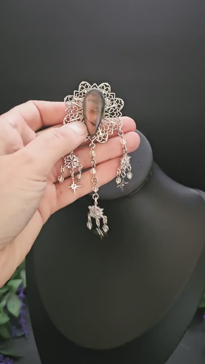 Labradorit Zirkonia Brosche ~ Art Nouveau Gewandschmuck ~ Fantasy Brosche mit Sternenanhängern ~ LARP Accessoire