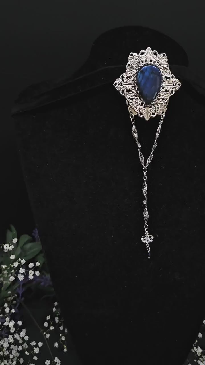 Silberne Labradorit Brosche ~ Art Nouveau / Jugendstil Design ~ handgefertigtes Unikat ~ Tragbar zu Fantasy - und Mittelalterkleidern