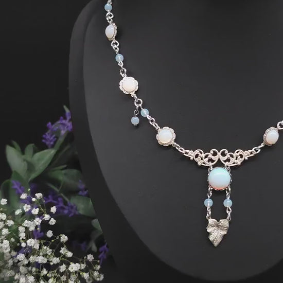 Opalith Collier mit Blattanhänger – Jugendstil / Art Nouveau Halskette, größenverstellbar, romantischer Braut- & Fantasy Schmuck