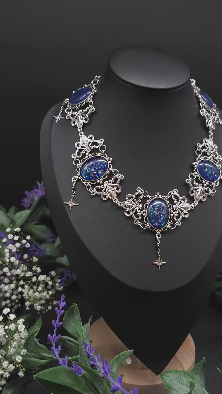 Art Nouveau Halskette- handbemalte blaue Glascabochons - Größenverstellbares Collier