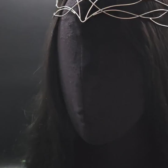 Versilbertes Elfen-Diadem "Yalväe" ~ Draht Tiara im Schwingen Design ~ Größenverstellbar ~ Accessoire für LARP, Cosplay und Hochzeiten