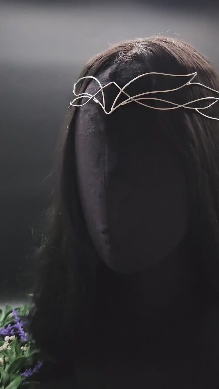 Versilbertes Elfen-Diadem "Yalväe" ~ Draht Tiara im Schwingen Design ~ Größenverstellbar ~ Accessoire für LARP, Cosplay und Hochzeiten