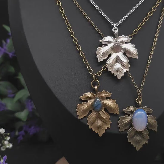 Zarte Blatt Halskette – Varianten: Labradorit und Opalith – Natur & Elfen inspirierter Schmuck, bronzefarben oder silberfarben