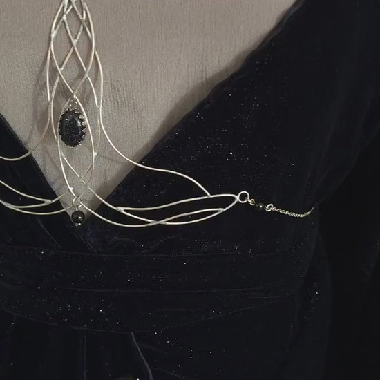 Bodychain "Elyméá" ~ Fantasy Unterbrust-Schmuck aus versilbertem Draht ~ Blaufluss-Cabochon und Perlen ~ Größenverstellbar