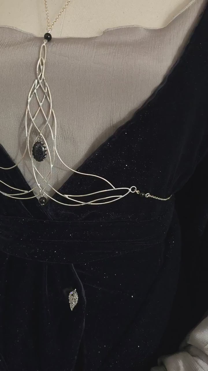 Bodychain "Elyméá" ~ Fantasy Unterbrust-Schmuck aus versilbertem Draht ~ Blaufluss-Cabochon und Perlen ~ Größenverstellbar
