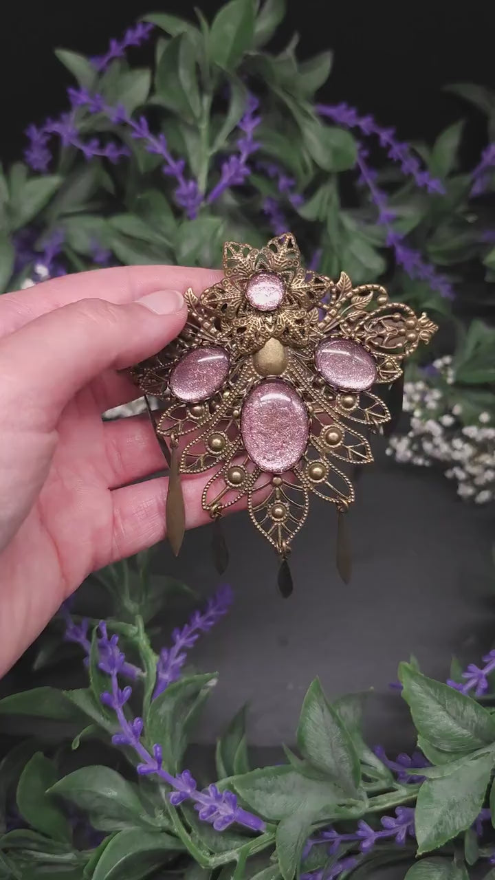 Bronze Haarspange im Schmetterlingsdesign – Rosa handbemalte Glassteine mit baumelnden Anhängern - Vintage Fantasy Haarschmuck