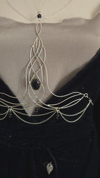 Bodychain "Elyráe" ~ Fantasy Unterbrust-Schmuck aus versilbertem Draht ~ Blaufluss-Cabochon und Perlen ~ Größenverstellbar