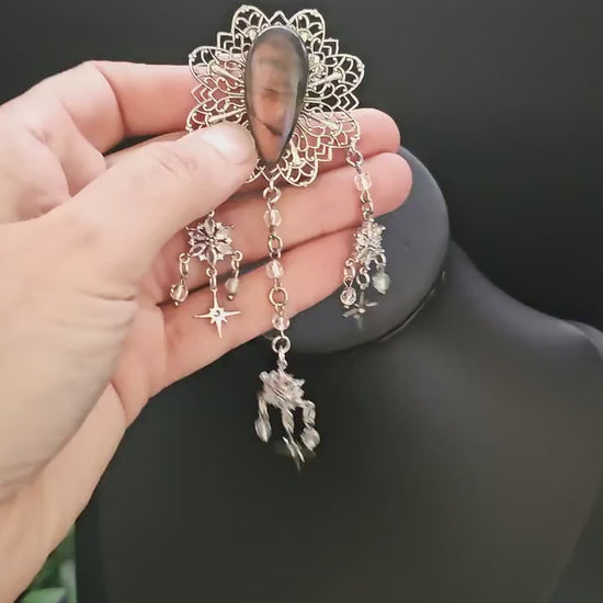 Labradorit Zirkonia Brosche ~ Art Nouveau Gewandschmuck ~ Fantasy Brosche mit Sternenanhängern ~ LARP Accessoire