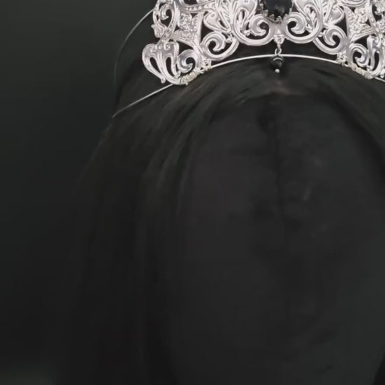 Filigrane Tiara mit Blauflussstein und Perle – handgefertigte kleine Krone für Gothic, Hochzeiten und Bräute - Kostüm Accessoire