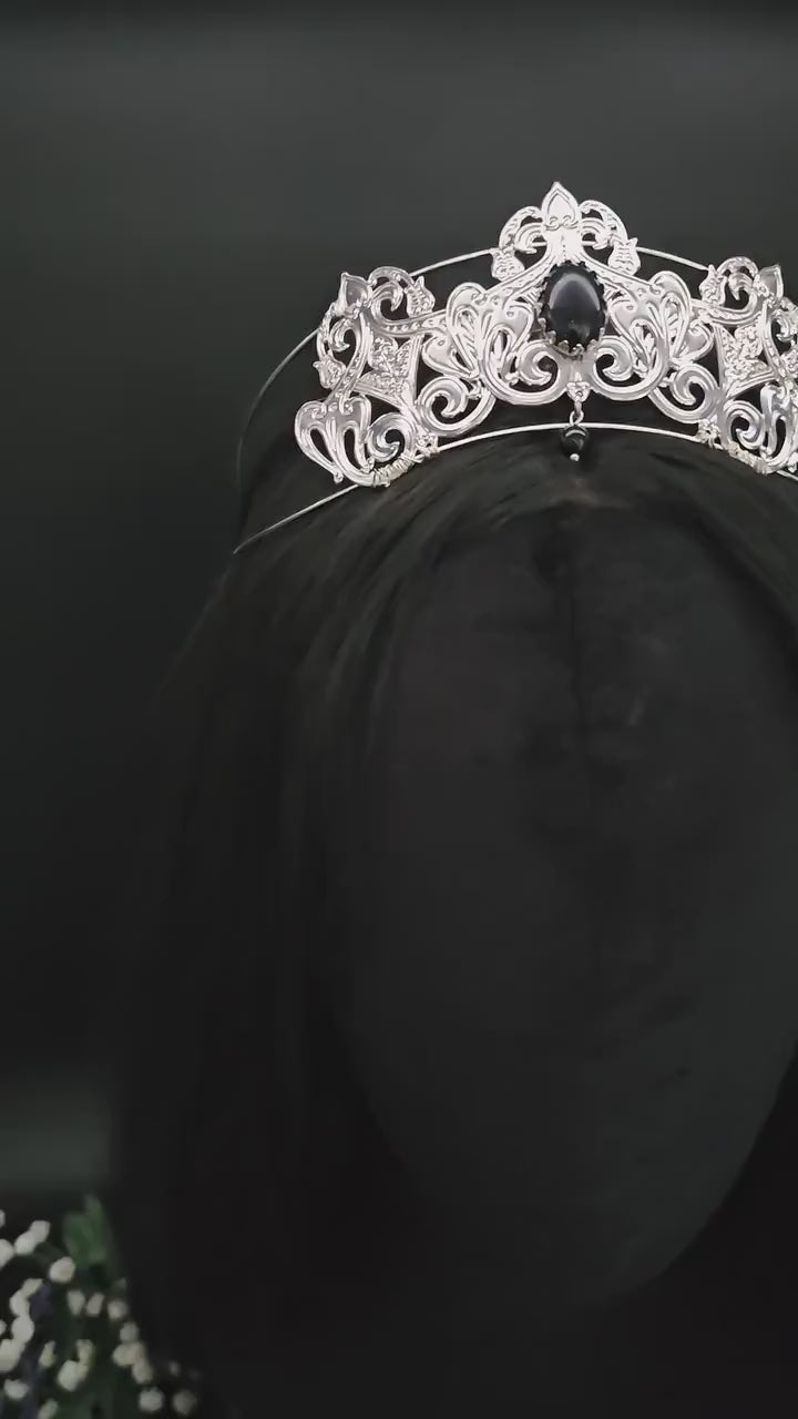 Filigrane Tiara mit Blauflussstein und Perle – handgefertigte kleine Krone für Gothic, Hochzeiten und Bräute - Kostüm Accessoire