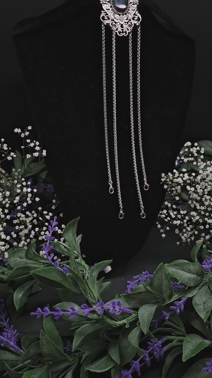 Chateleine im Stil des Art Nouveau, blauer Labradorit mit silbernen Zierteilen, Rock-Anhänger mit Gürtel-Clip